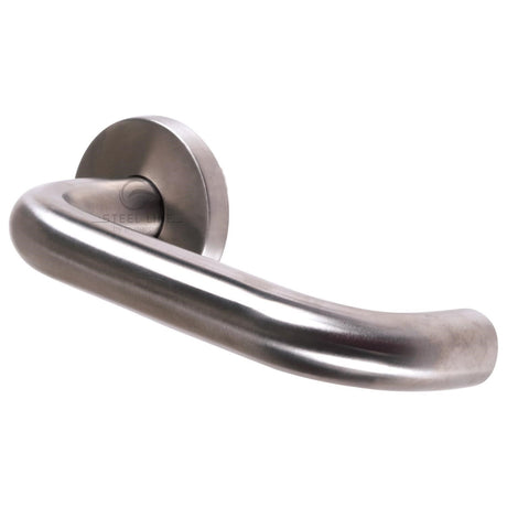 This is an image of a Steel Line Door Handle Lever Latch on Round Rose Tubular Design Satin Stainless Steel finish, pr-us01-ss that is available to order from Trade Door Handles in Kendal.