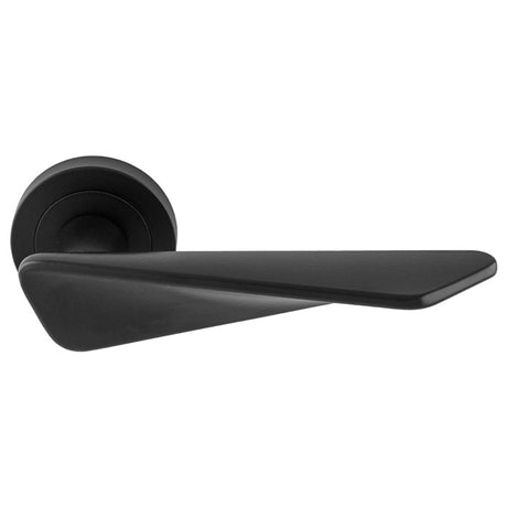 This is an image of a Manital - Intona Lever on Round Rose - Matt Black in5blk that is availble to order from Trade Door Handles in Kendal.