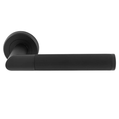 This is an image of a Serozzetta - Serozzetta Trend Lines Lever On rose - Matt Black that is availble to order from Trade Door Handles in Kendal.