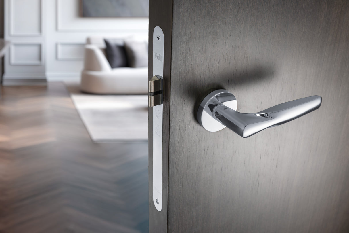 Valli SOM New York Lever on Round Rosette - Polished Chrome PVD