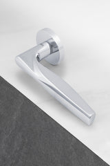 Valli SOM New York Lever on Round Rosette - Polished Chrome PVD