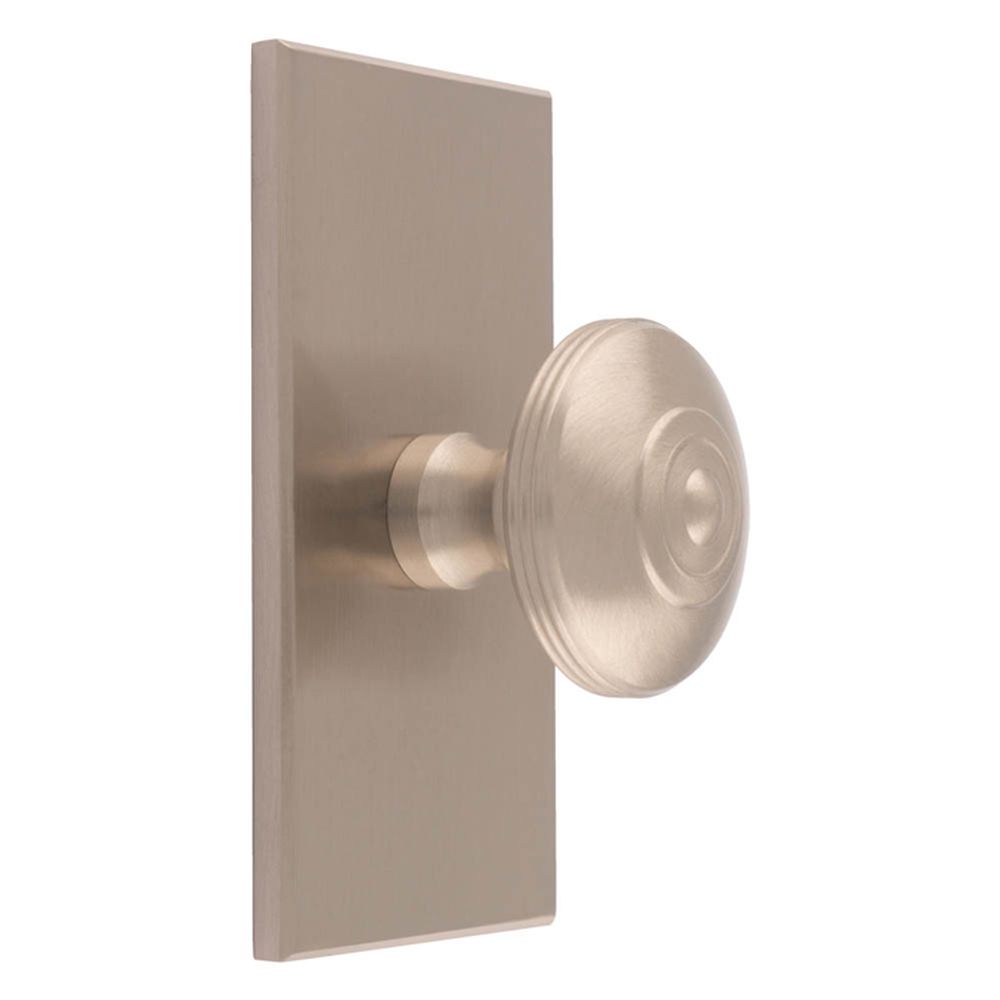 This is an image of a Carlisle Brass - Anderson knob on Backplate that is availble to order from Trade Door Handles in Kendal.