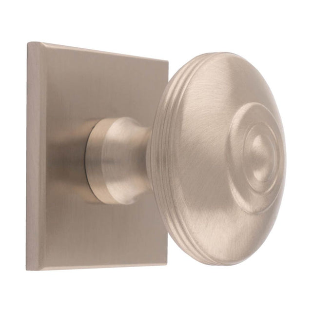 This is an image of a Carlisle Brass - Anderson knob on Backplate that is availble to order from Trade Door Handles in Kendal.