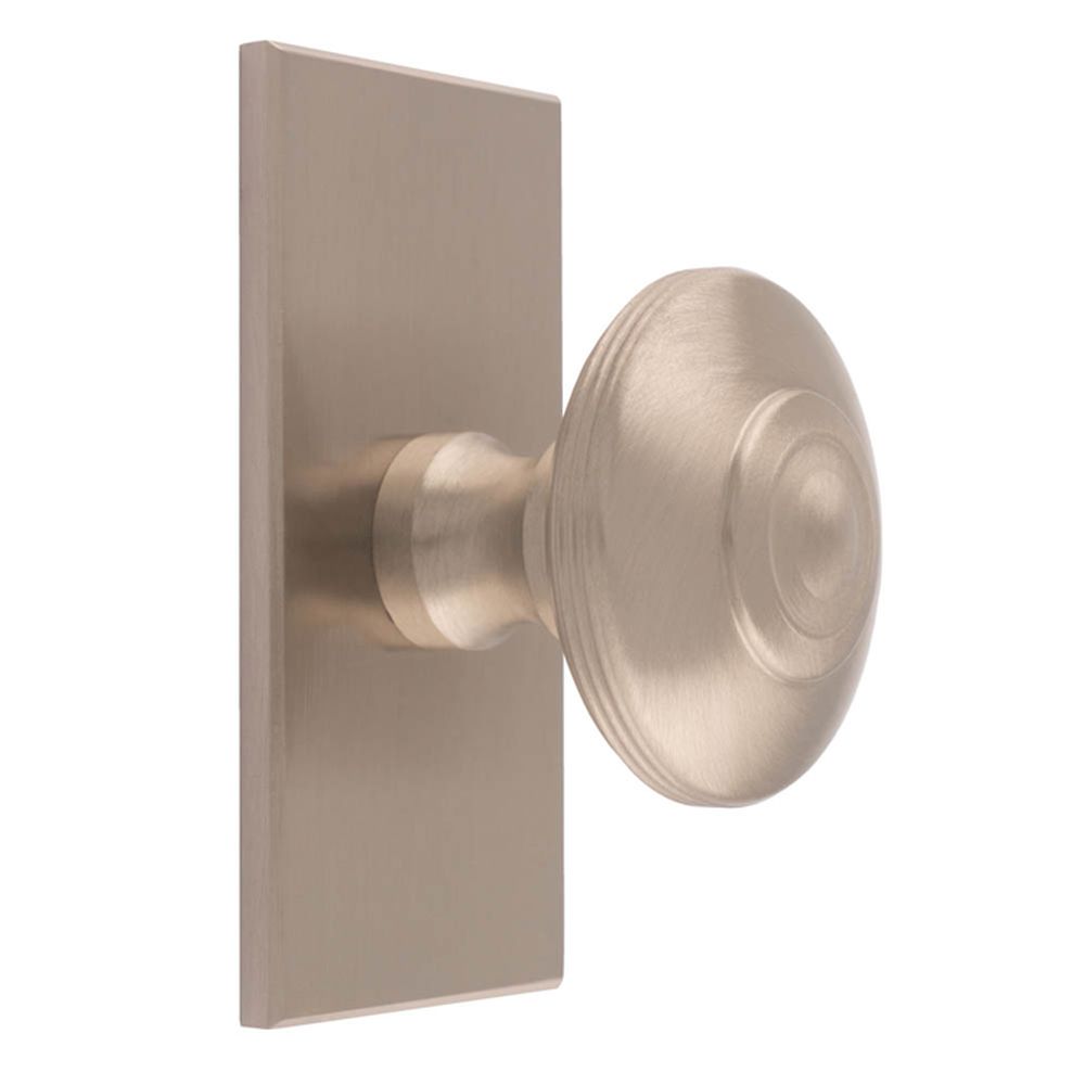 This is an image of a Carlisle Brass - Anderson knob on Backplate that is availble to order from Trade Door Handles in Kendal.