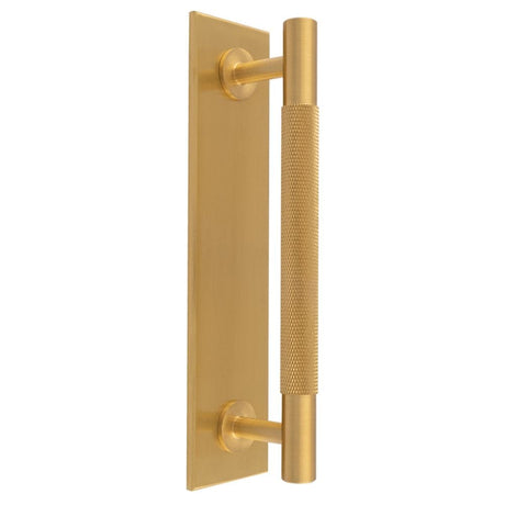 Carlisle Brass Cabinet Hardware Satin Brass / Cabinet Pull Handle on Backplate / 128mm c/c Carlisle Brass - Knurled Pull handle on Backplate - 128mm c/c - Satin Brass